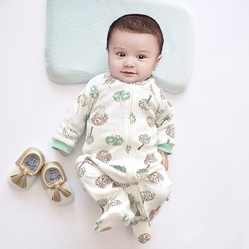 Baby one-piece pajamas with long sleeves and feet covered