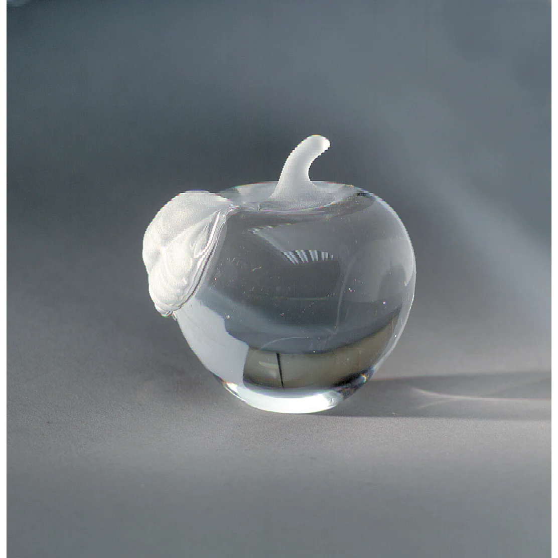 2.75" Crystal Apple Paperweight 1