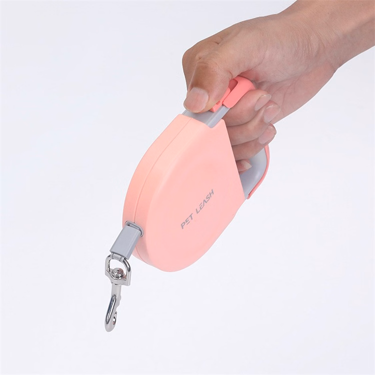 Automatic retractable traction rope