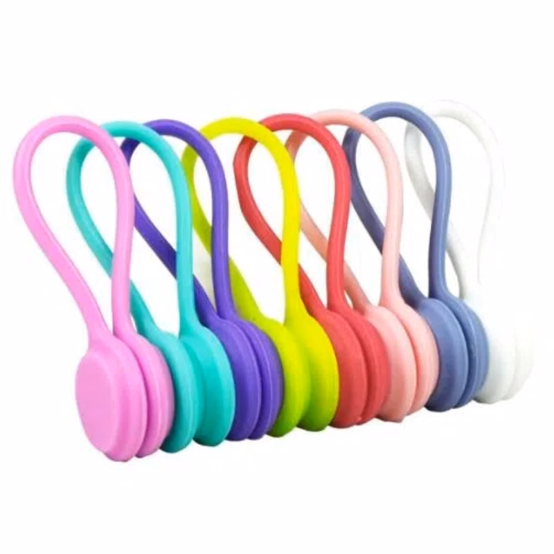 Magnetic headphone winding device