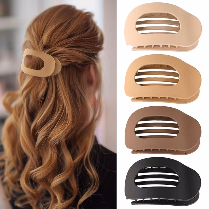 The large-sized oval plastic hairpin holder used by the lady