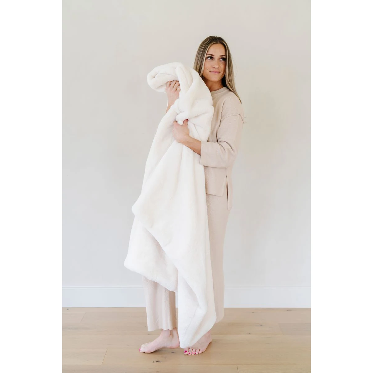 Grand Faux Fur Arctic Hare-Throw Luxury Blanket (50x60) 1