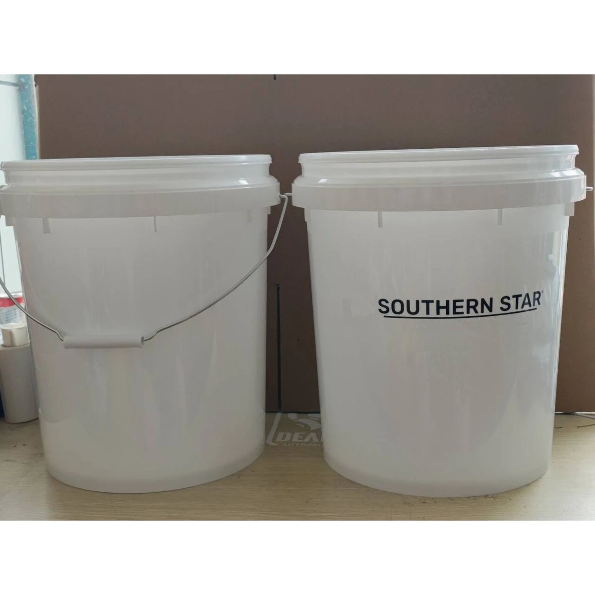 5 Gallon Bucket With Handle 1