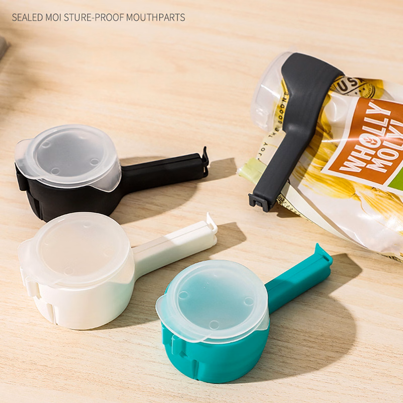 Sealing clip with cover for easy access