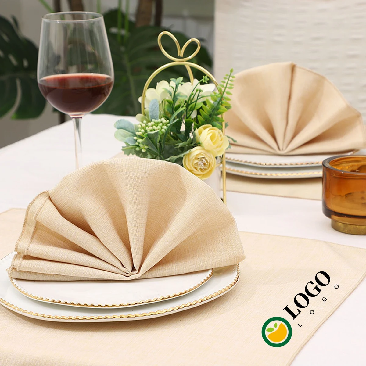 Polyester Dinner Napkins With Hemmed Edges 1
