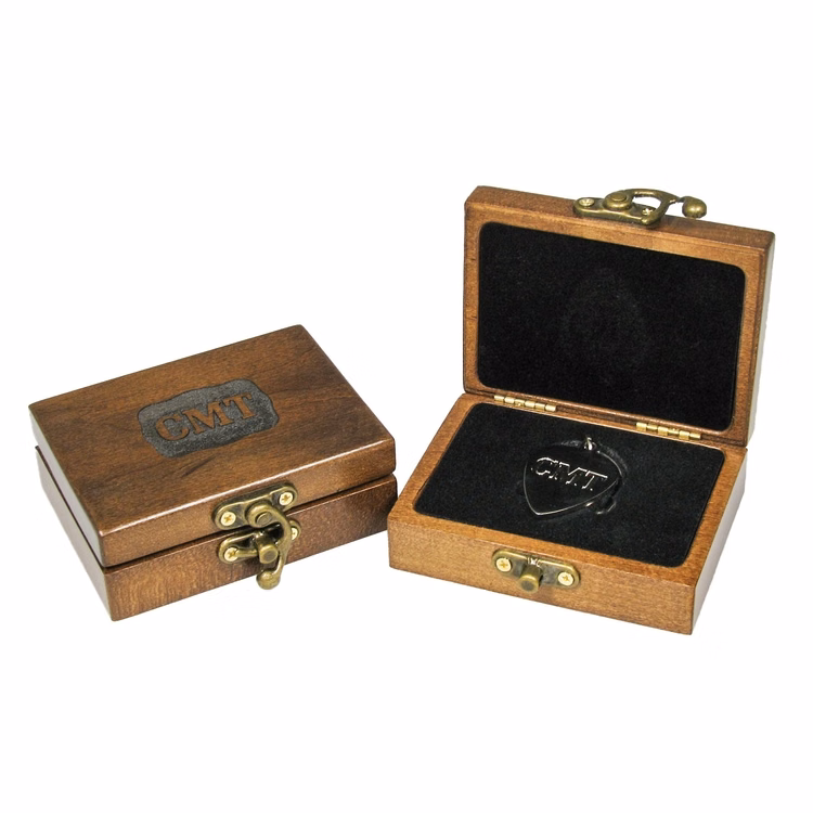 Small Medallion Box with Latch, 4 x 3 x 1.435"