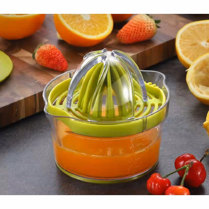 Small manual juicer